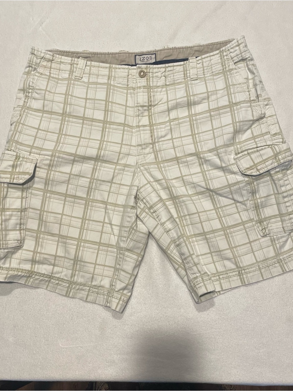 Izod Men's White and Light Tan Plaid Cargo Shorts, 40